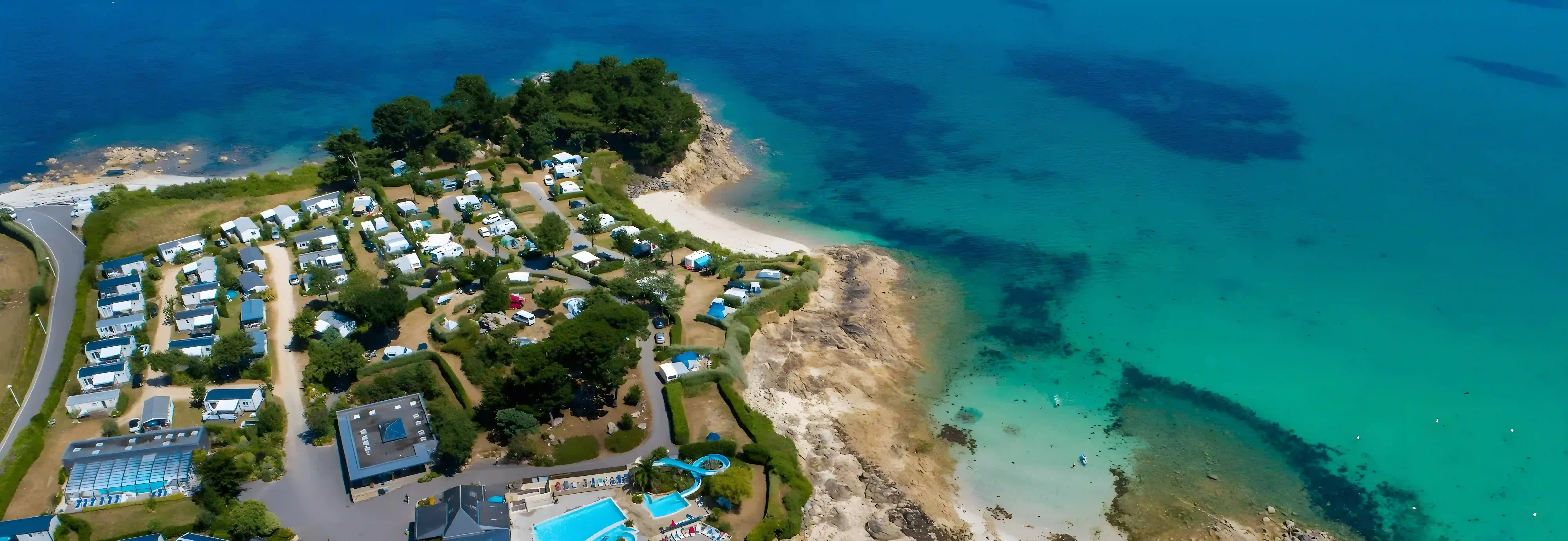 Luchtfoto van camping aan zee