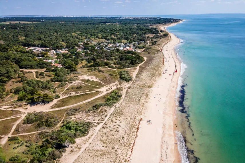 Luchtfoto kustlijn eiland met zandstrand en zee