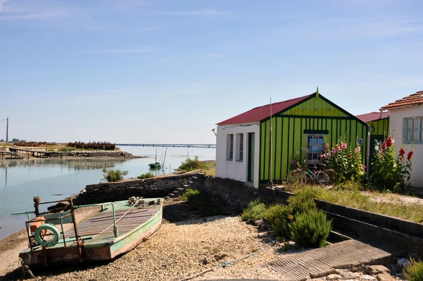 Visserhut met bootje op rivieroever naar zee