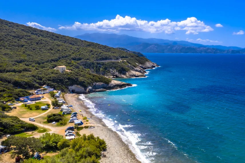luchtfoto met strand zee en bergen