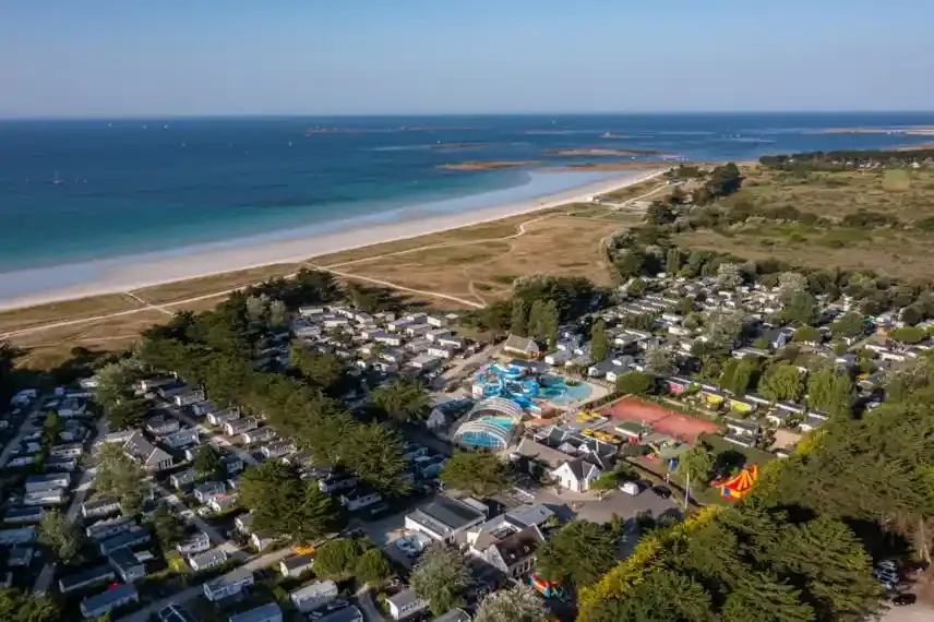 Luchtfoto van een camping met strand en zee op de achtergrond