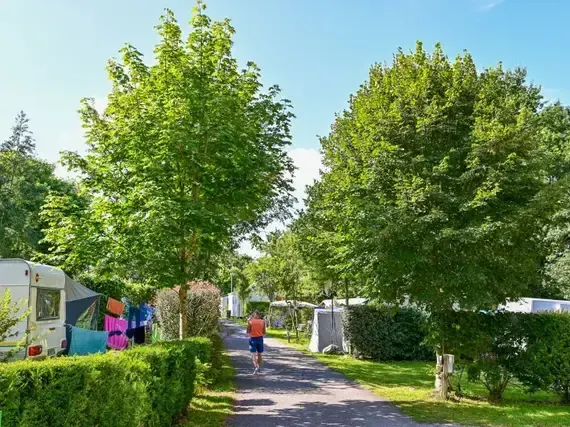 Straatje op een camping met caravans