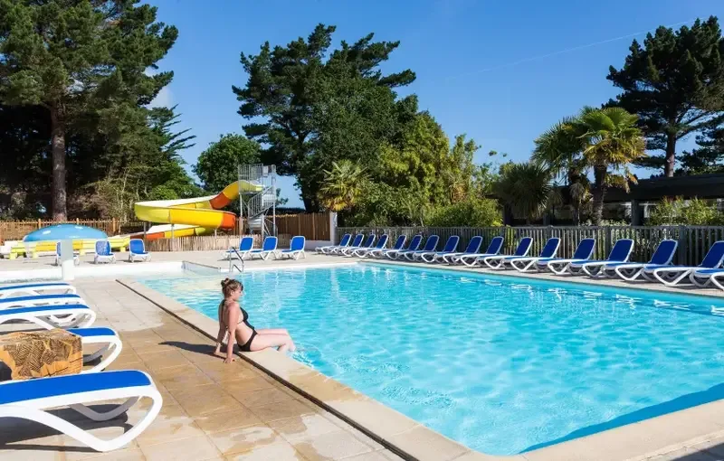 Vrouw op de rand van een buitenzwembad