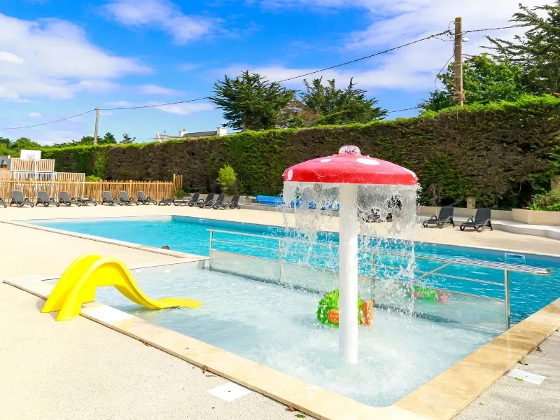 Buitenzwembad met peuterbad