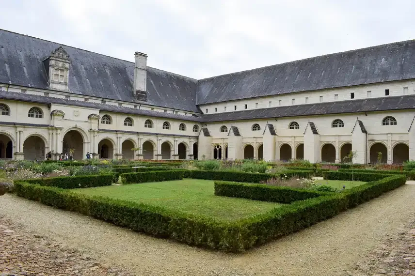 Binnentuin met rondom kloostergangen