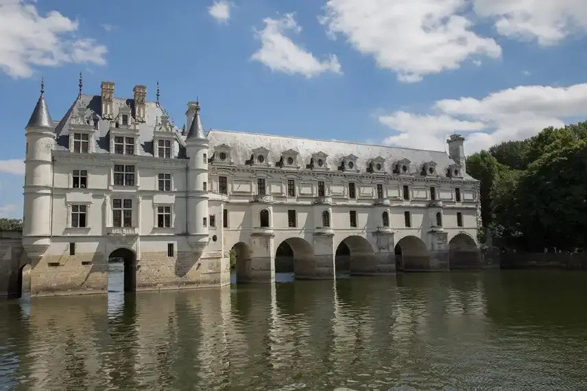 Kasteel gebouwd als brug over een rivier
