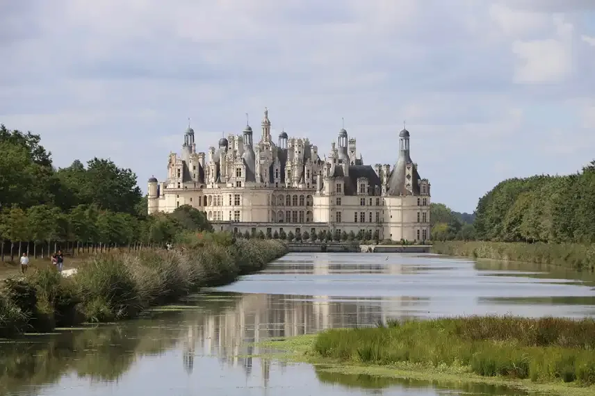 Sprookjesachtig kasteel met water op de voorgrond