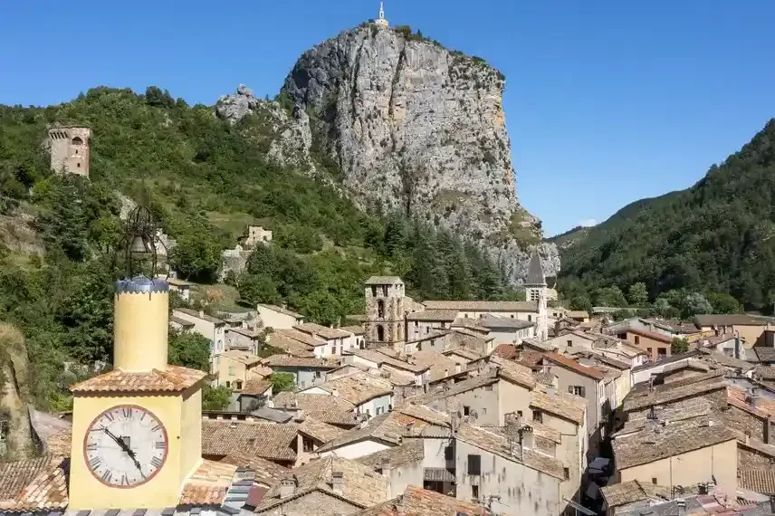 Bergdorp met rots en kapel er bovenop