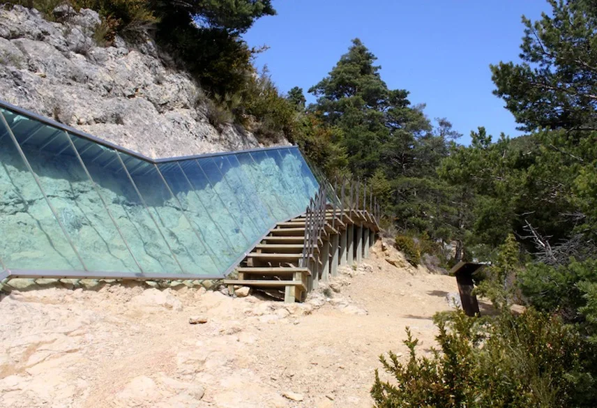 Glazen wand beschermt fossielen in rotswand